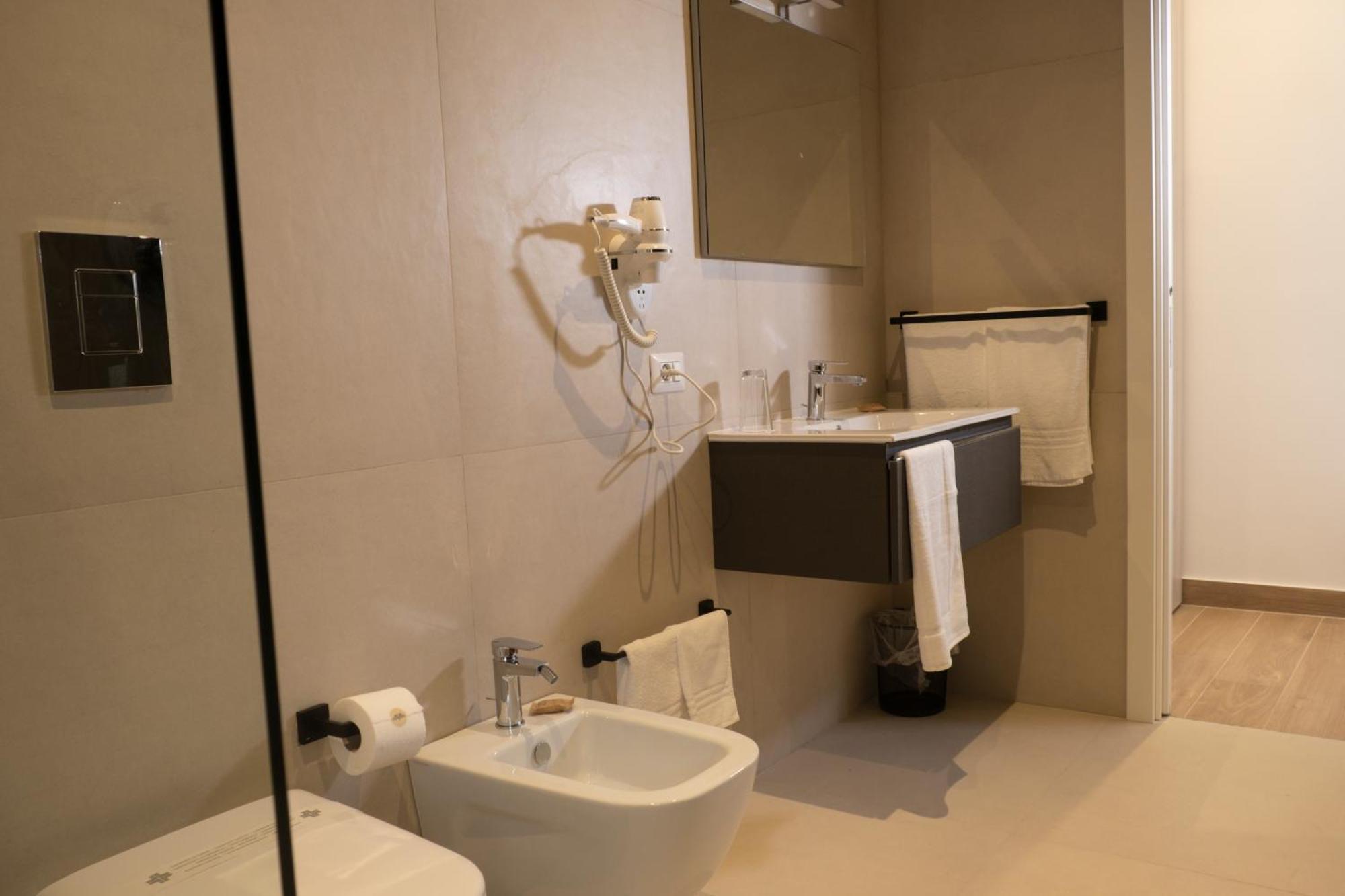 Monumental Luxury Rooms Caserta Bagian luar foto