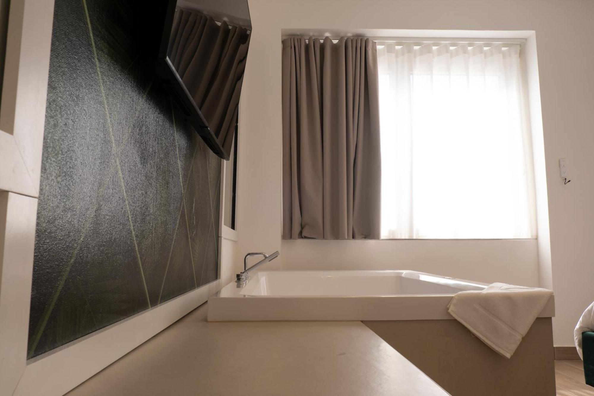Monumental Luxury Rooms Caserta Bagian luar foto