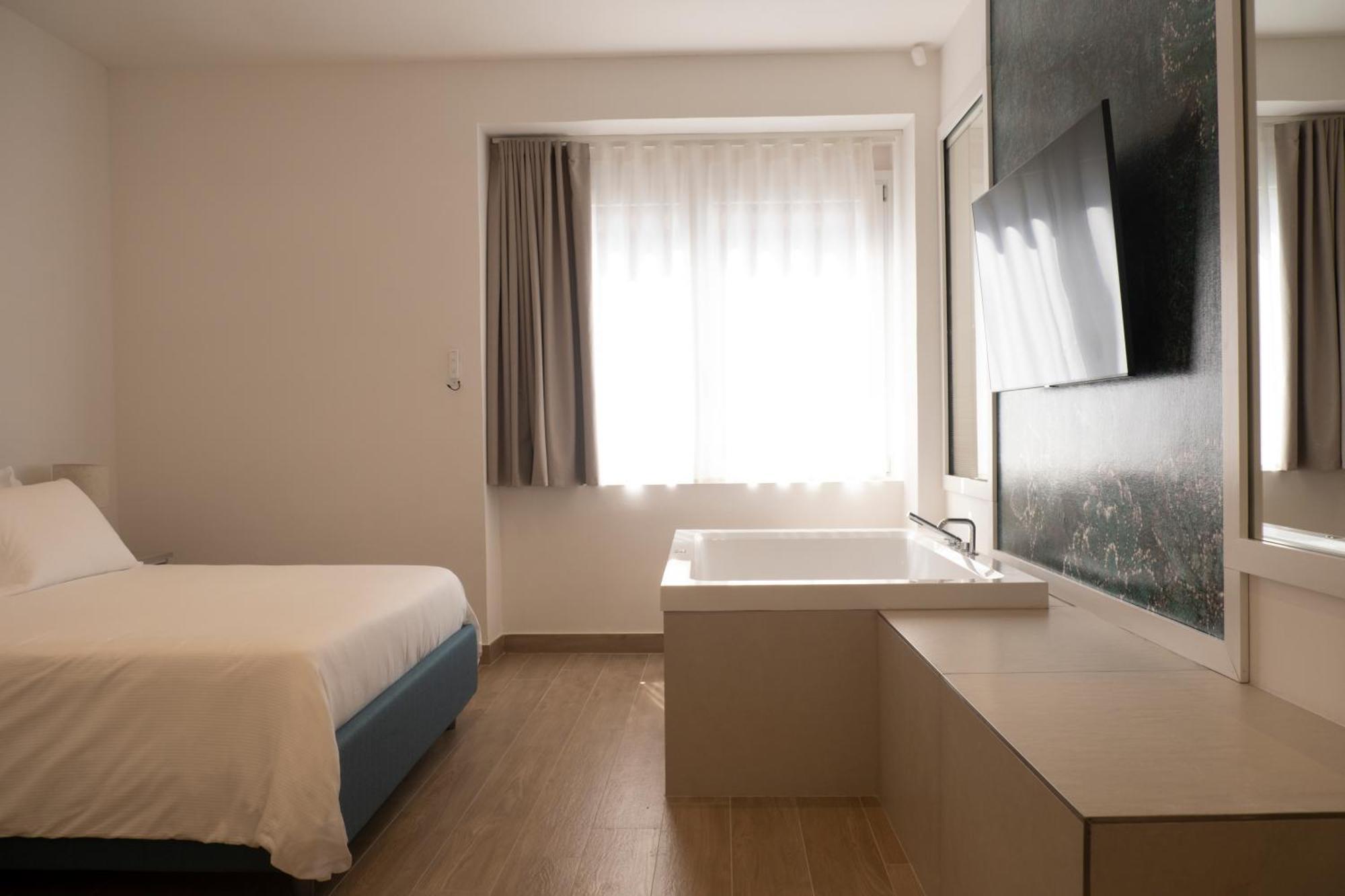 Monumental Luxury Rooms Caserta Bagian luar foto
