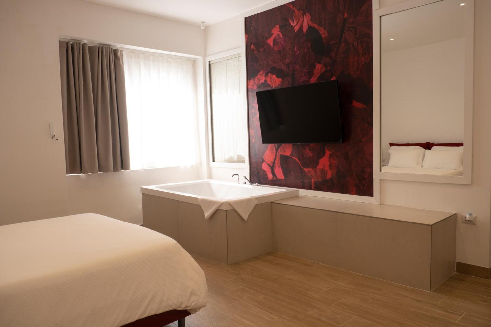 Monumental Luxury Rooms Caserta Bagian luar foto