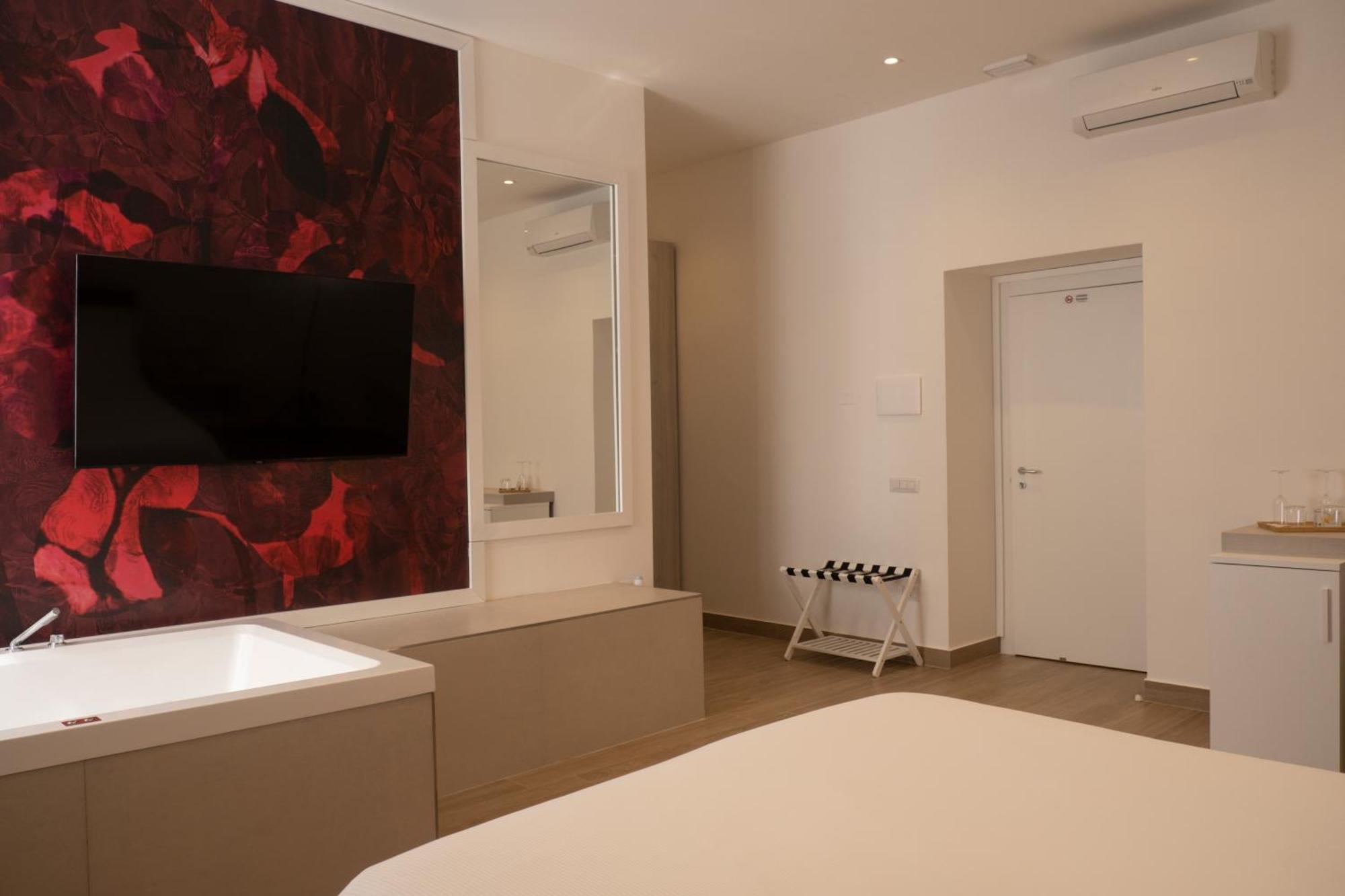 Monumental Luxury Rooms Caserta Bagian luar foto