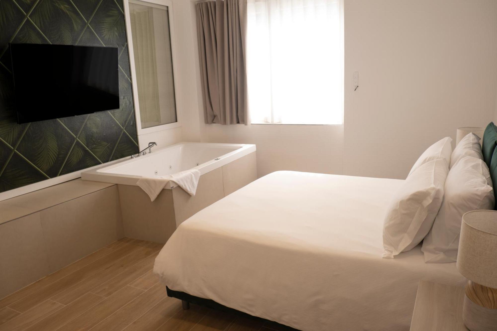 Monumental Luxury Rooms Caserta Bagian luar foto