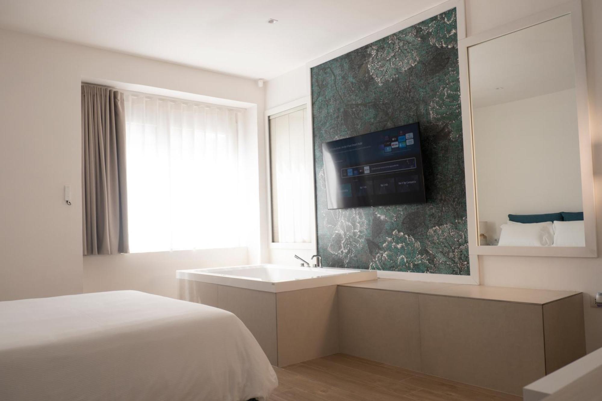 Monumental Luxury Rooms Caserta Bagian luar foto