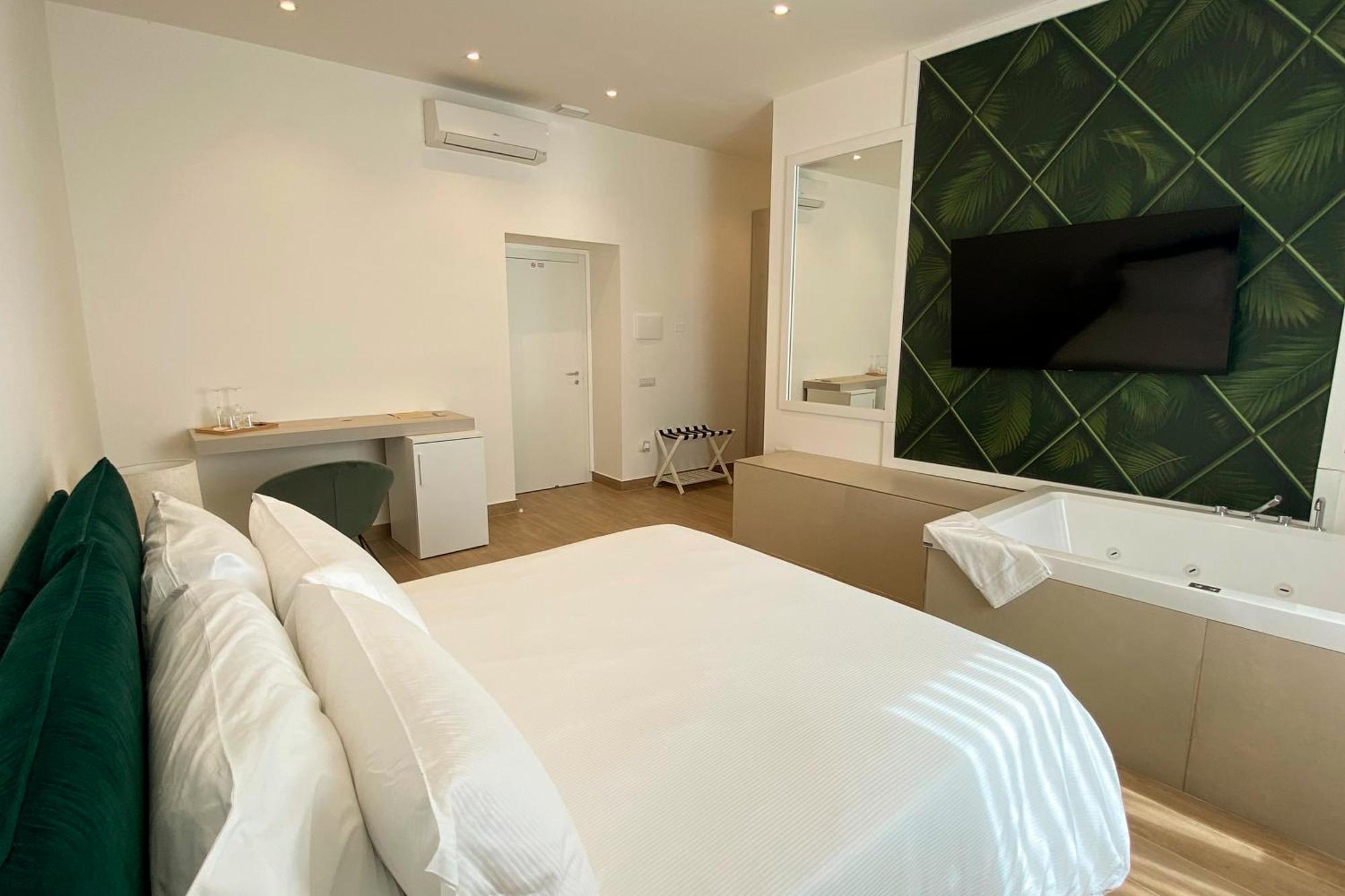 Monumental Luxury Rooms Caserta Bagian luar foto