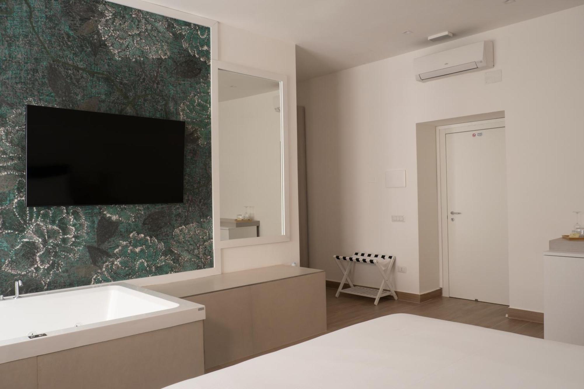 Monumental Luxury Rooms Caserta Bagian luar foto