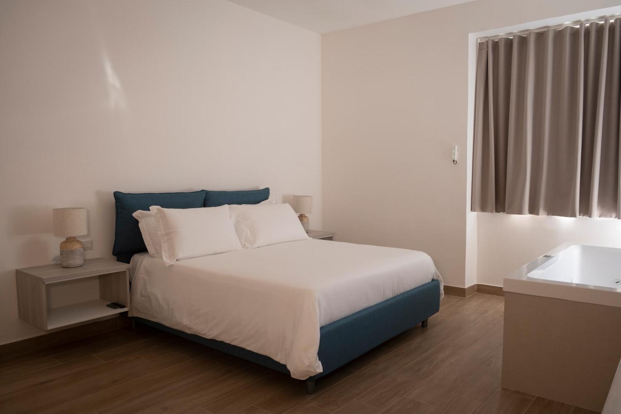 Monumental Luxury Rooms Caserta Bagian luar foto