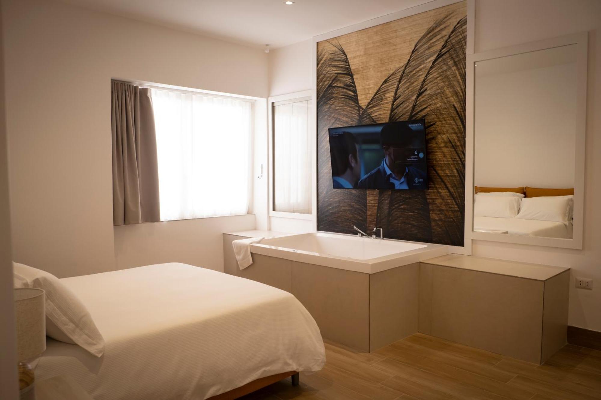 Monumental Luxury Rooms Caserta Bagian luar foto