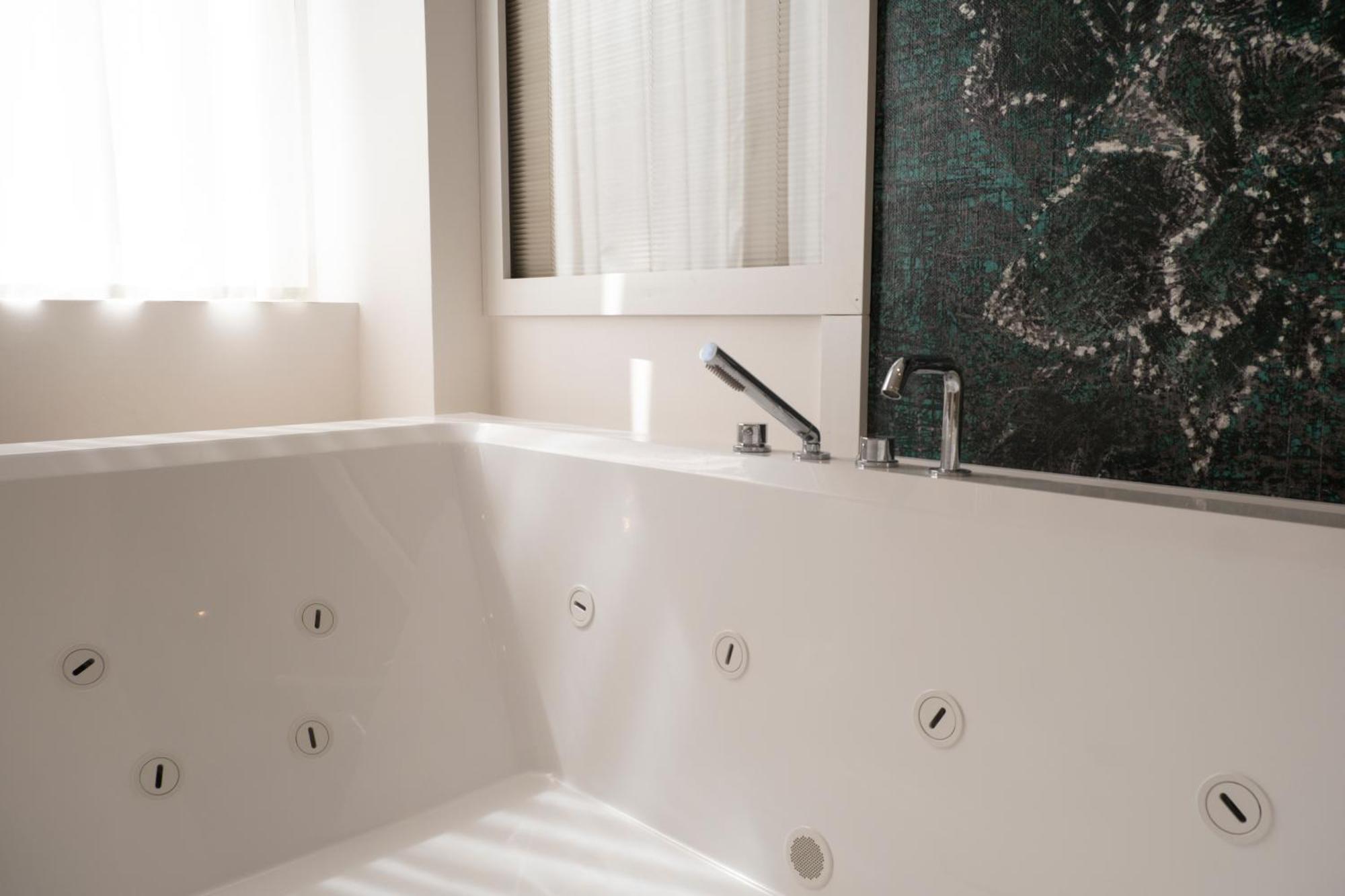 Monumental Luxury Rooms Caserta Bagian luar foto